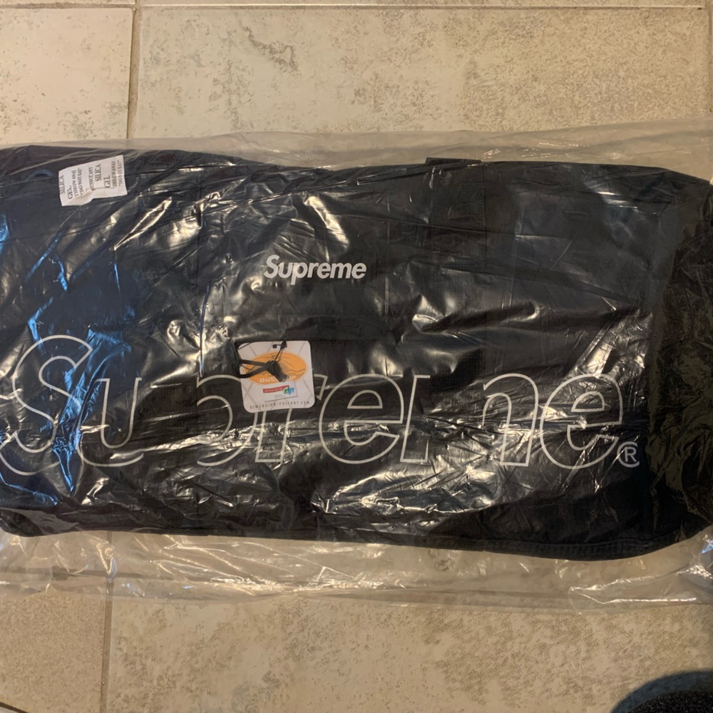 Authentic Supreme Duffle bag Black FW18B9 NWT Unopened w/ Gift Bag & 2 Stickers
